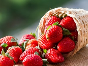 gambar manfaat buah strawberry dan kandungan yang komplit image